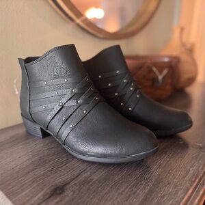 Girls Size 6 / Women’s size 7.5 Black Ankle Boots
